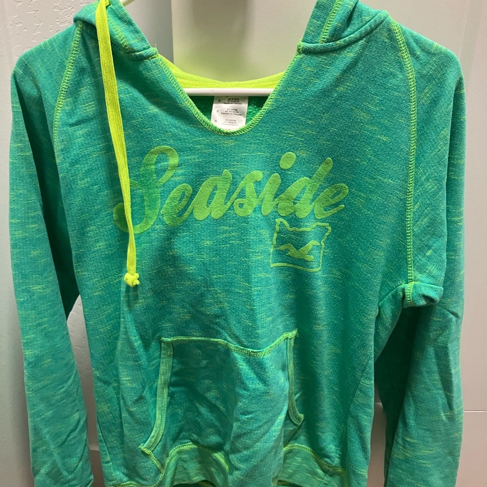 Women’s small hoodie with pocket